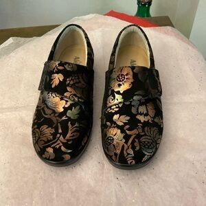 Alegria Suede Embossed Comfort Clog Size 39 W US 9 Wide Casual All Day Comfort